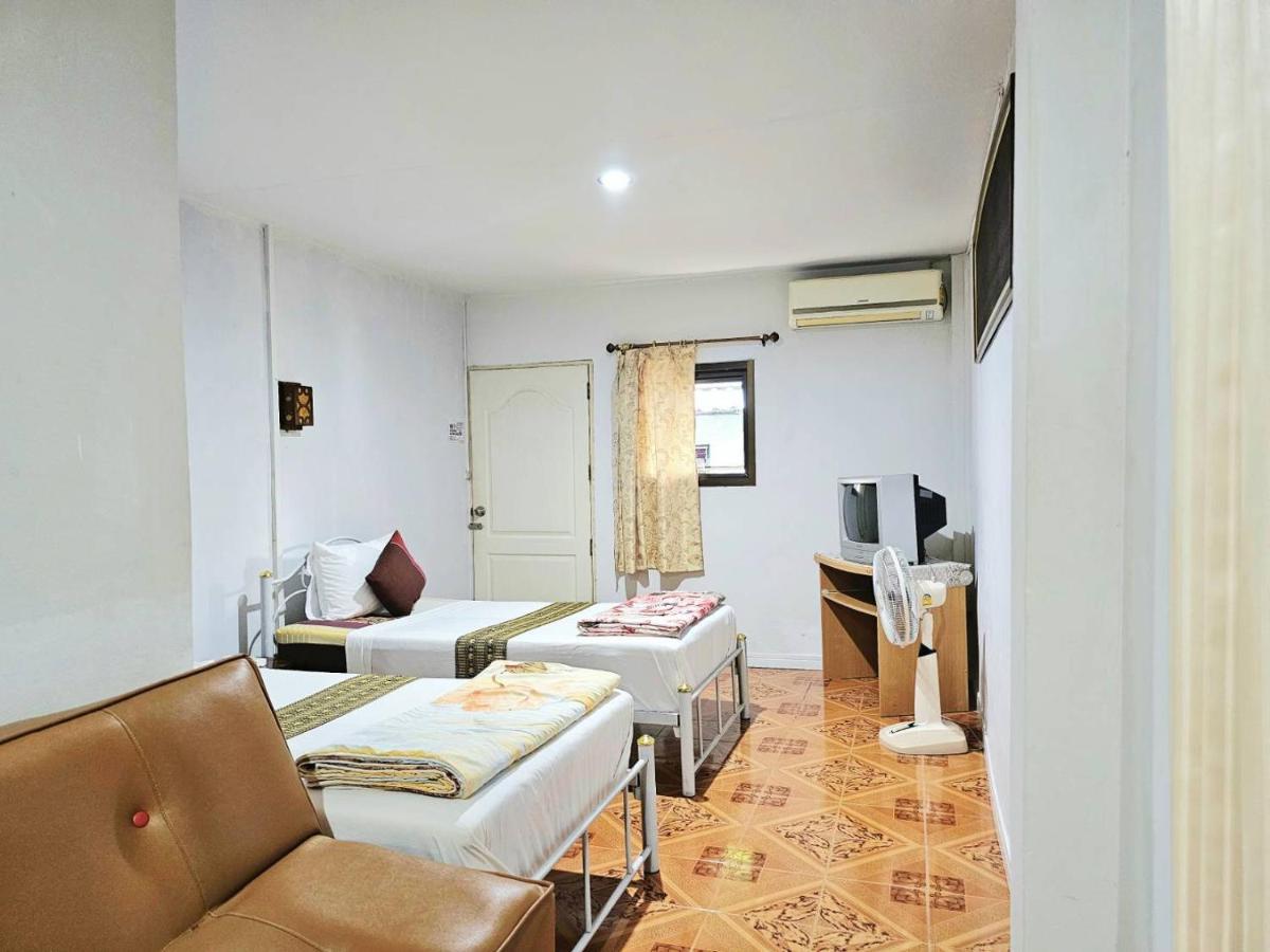 P.California Inter Hostel Nang Rong Экстерьер фото
