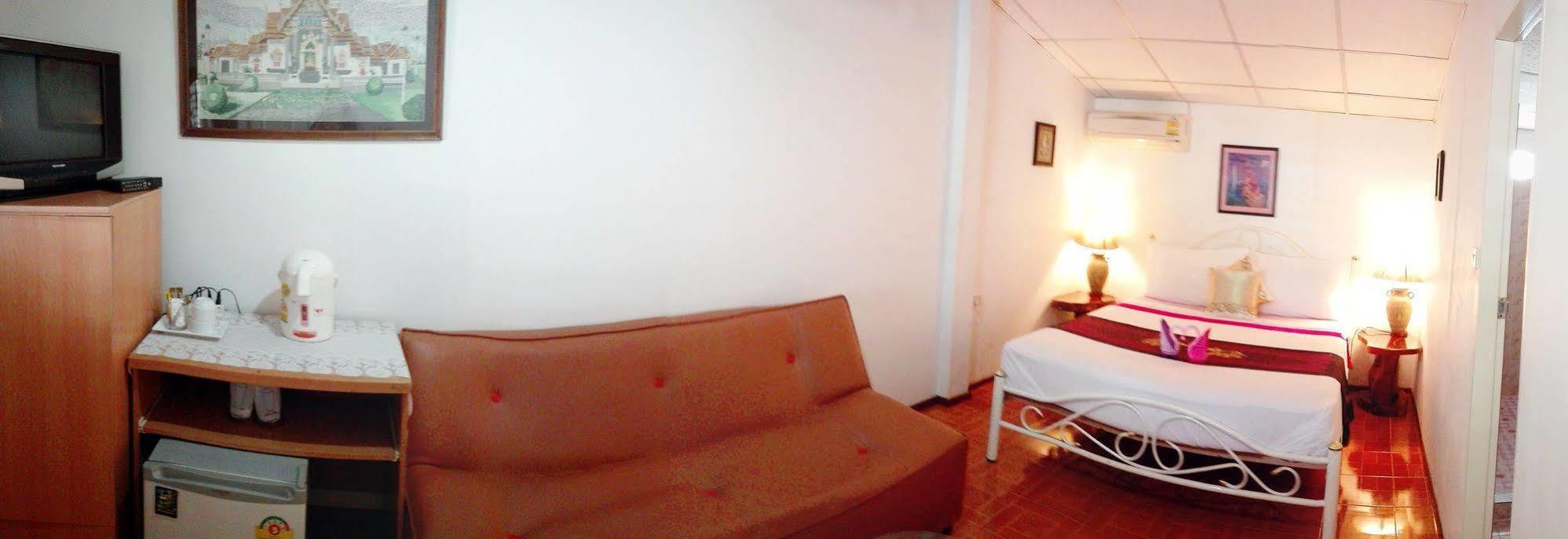 P.California Inter Hostel Nang Rong Экстерьер фото