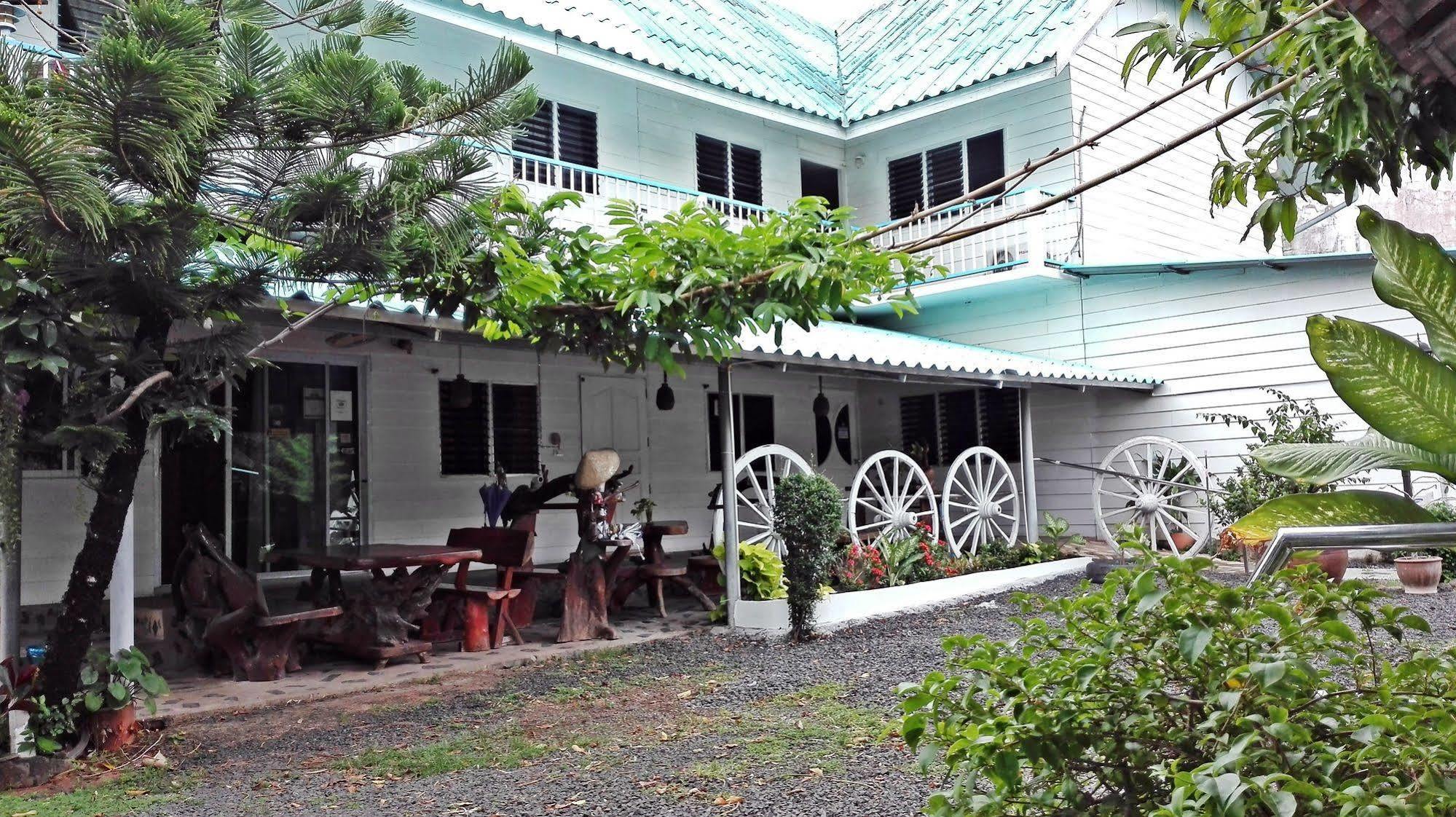 P.California Inter Hostel Nang Rong Экстерьер фото